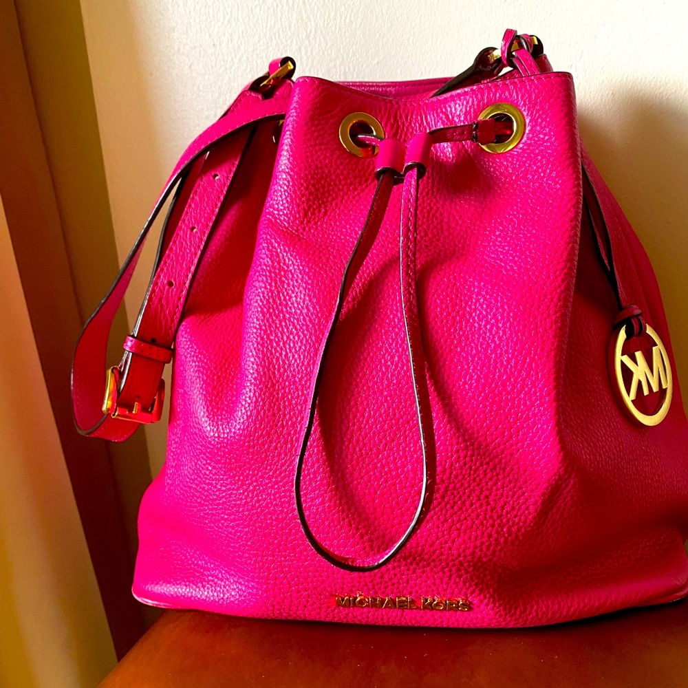 Authentic Michael Kors Cute Pink shoulder bag!!